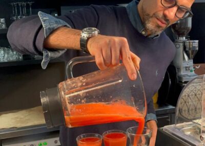La Bottega Caffè & Vini est le lieu de rendez-vous incontournable des amateurs de café napolitain et de vins italiens, choisis avec amour parmi les terroirs de toute la péninsule.