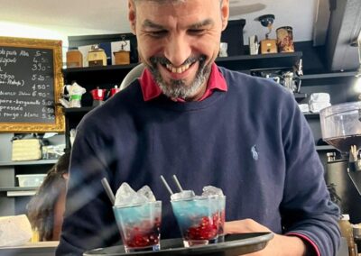 La Bottega Caffè & Vini est le lieu de rendez-vous incontournable des amateurs de café napolitain et de vins italiens, choisis avec amour parmi les terroirs de toute la péninsule.