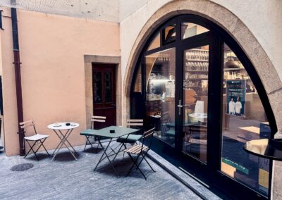 Installez-vous confortablement sur notre terrasse et laissez-nous surprendre vos papilles.