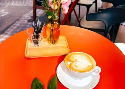Vous serez bien accueilli pour un petit café au soleil, sur la terrasse de la bottega caffè.