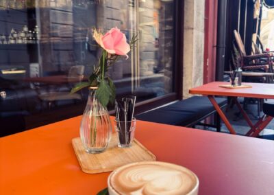 Un petit café au soleil sur la terrasse de la bottega caffè.